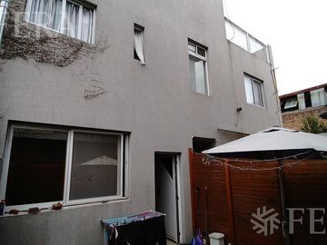 Venta duplex de 3 ambientes con espacio guardacoches y patio en Wilde