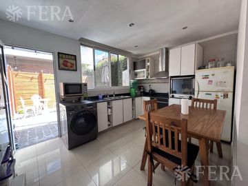 Venta duplex de 3 ambientes con espacio guardacoches y patio en Wilde