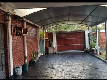 Casa 6 ambientes en Venta en  Florencio Varela