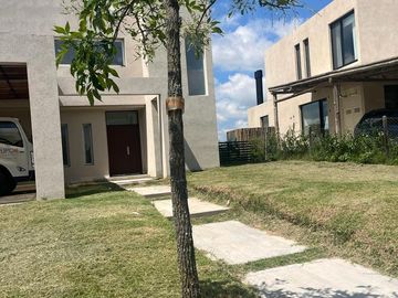 Casa en  El Golf, Barrio el Canton