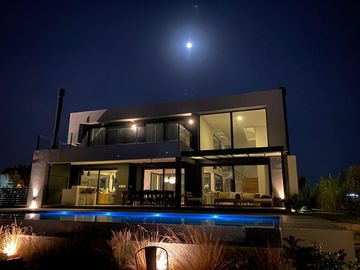 Casa en venta premium  a la laguna en Canton Islas