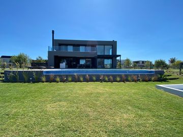 Casa en venta premium  a la laguna en Canton Islas