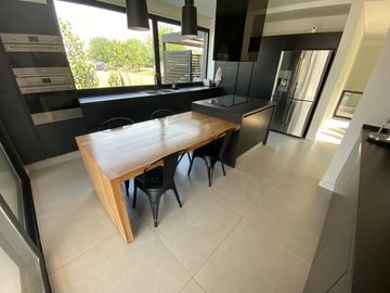 Casa en venta premium  a la laguna en Canton Islas