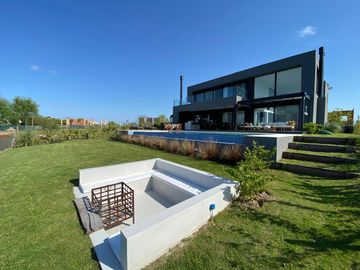 Casa en venta premium  a la laguna en Canton Islas
