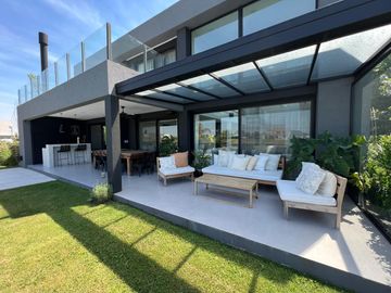 Casa en venta premium  a la laguna en Canton Islas