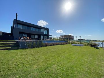 Casa en venta premium  a la laguna en Canton Islas