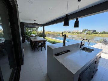 Casa en venta premium  a la laguna en Canton Islas