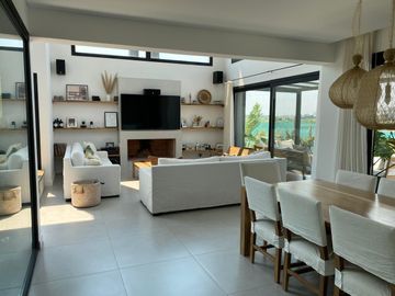 Casa en venta premium  a la laguna en Canton Islas