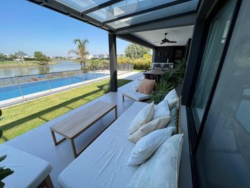 Casa en venta premium  a la laguna en Canton Islas