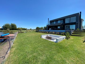 Casa en venta premium  a la laguna en Canton Islas