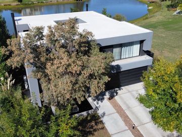 Casa en venta premium  a la laguna en Canton Islas