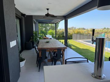 Casa en venta premium  a la laguna en Canton Islas
