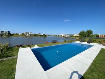 Casa en venta premium  a la laguna en Canton Islas