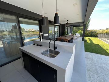 Casa en venta premium  a la laguna en Canton Islas