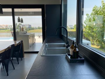 Casa en venta premium  a la laguna en Canton Islas