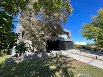 Casa en venta premium  a la laguna en Canton Islas
