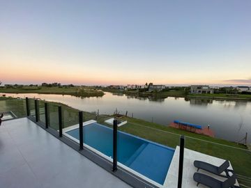 Casa en venta premium  a la laguna en Canton Islas
