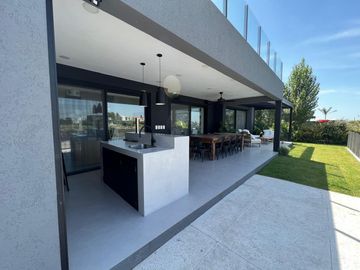 Casa en venta premium  a la laguna en Canton Islas