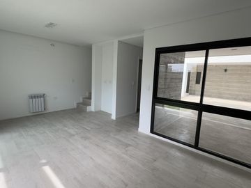 Dúplex en housing de 2 dormitorios y medio a estrenar en B° Nuevo poeta Lugones