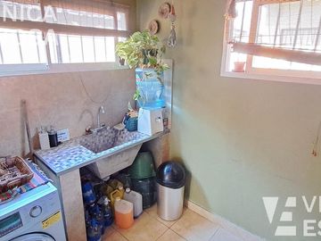 Casa en venta  de seis ambientes, Moron sur.