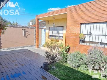 Casa en venta  de seis ambientes, Moron sur.