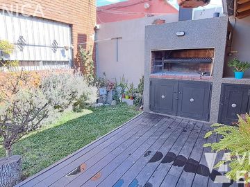 Casa en venta  de seis ambientes, Moron sur.