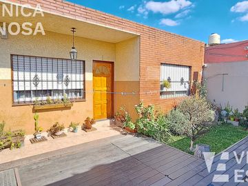 Casa en venta  de seis ambientes, Moron sur.
