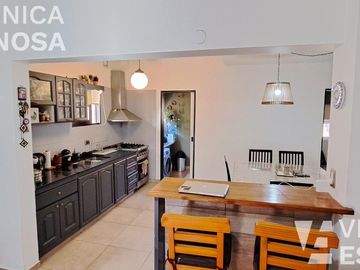 Casa en venta  de seis ambientes, Moron sur.
