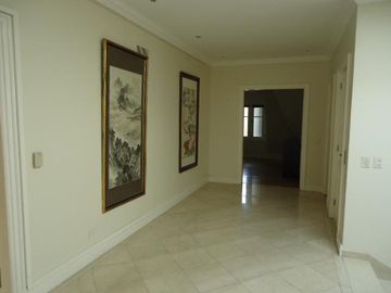Venta con Renta  Imponente Casa en Lomas de San Isidro 10 ambientes