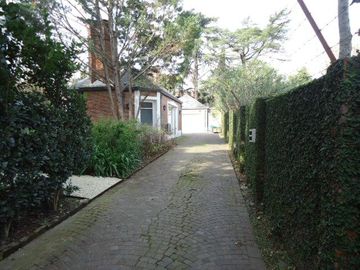 Venta con Renta  Imponente Casa en Lomas de San Isidro 10 ambientes