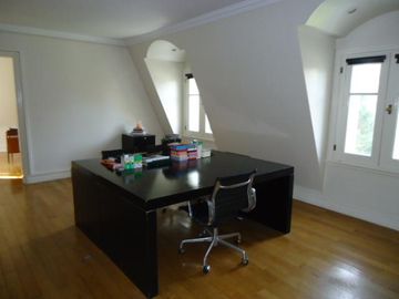 Venta con Renta  Imponente Casa en Lomas de San Isidro 10 ambientes