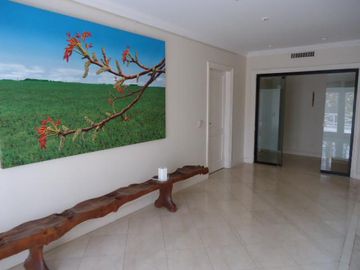 Venta con Renta  Imponente Casa en Lomas de San Isidro 10 ambientes
