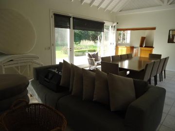 Venta con Renta  Imponente Casa en Lomas de San Isidro 10 ambientes