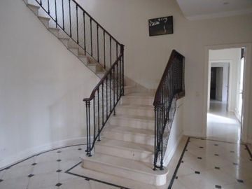 Venta con Renta  Imponente Casa en Lomas de San Isidro 10 ambientes