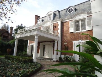 Venta con Renta  Imponente Casa en Lomas de San Isidro 10 ambientes