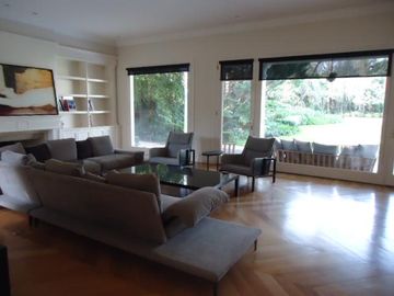Venta con Renta  Imponente Casa en Lomas de San Isidro 10 ambientes