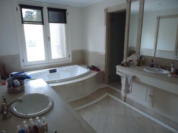Venta con Renta  Imponente Casa en Lomas de San Isidro 10 ambientes