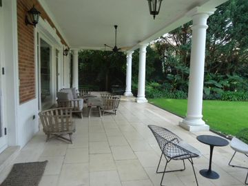 Venta con Renta  Imponente Casa en Lomas de San Isidro 10 ambientes