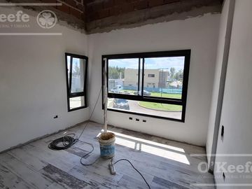 Casa en venta de  5 ambientes a estrenar  en barrio cerrado La Reserva de Hudson, Berazategui