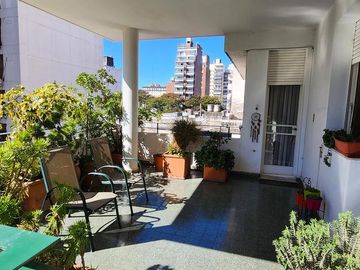 Departamento en  VENTA Semi Piso con Balcon terraza sobre Bv. Oroño