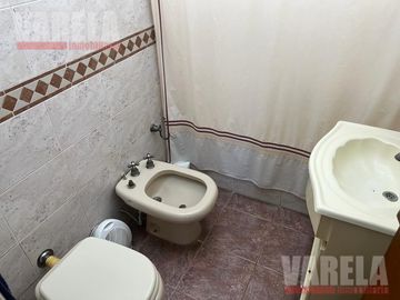 Retasado!! J. F Olmos 36 P7mo.  Semipiso 3 amb. c/bcón. Baulera T65m². Muy luminoso.