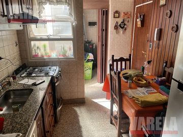 Retasado!! J. F Olmos 36 P7mo.  Semipiso 3 amb. c/bcón. Baulera T65m². Muy luminoso.