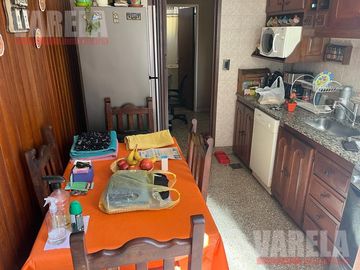 Retasado!! J. F Olmos 36 P7mo.  Semipiso 3 amb. c/bcón. Baulera T65m². Muy luminoso.
