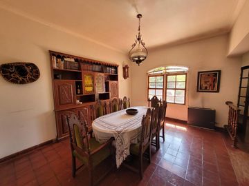 Casa chalet venta City Bell entre caminos asfalto servicios lote 17x38 parque pileta