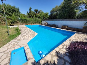 Casa chalet venta City Bell entre caminos asfalto servicios lote 17x38 parque pileta