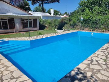 Casa chalet venta City Bell entre caminos asfalto servicios lote 17x38 parque pileta