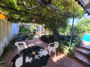 Casa chalet venta City Bell entre caminos asfalto servicios lote 17x38 parque pileta
