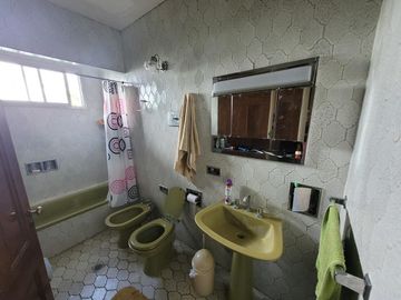 Casa chalet venta City Bell entre caminos asfalto servicios lote 17x38 parque pileta