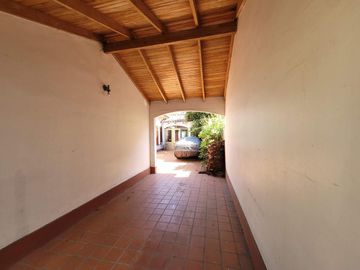 Casa chalet venta City Bell entre caminos asfalto servicios lote 17x38 parque pileta