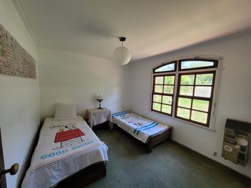 Casa chalet venta City Bell entre caminos asfalto servicios lote 17x38 parque pileta